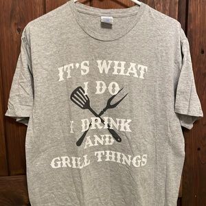 GOT parody novelty t-shirt.  "I drink and I grill things" Men's Large